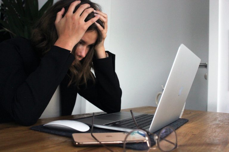 Los factores psicosociales son considerados un riesgo en las empresas